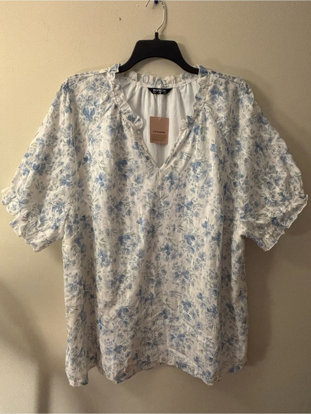 BloomChic Blue Floral V-Neck Short Sleeve Top Size 26 NWT